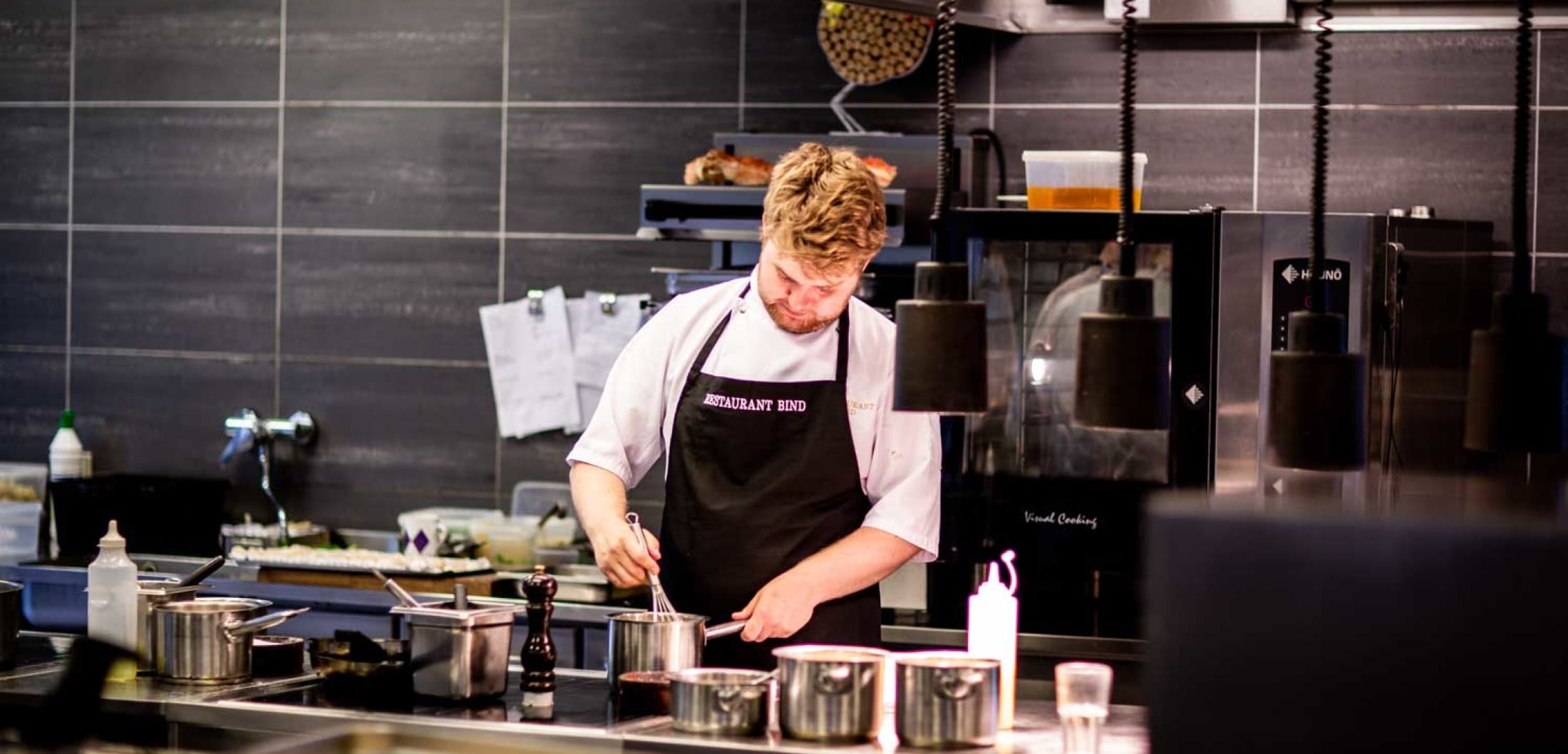 pexels rene asmussen chef in commercial kitchen FocusFillWzIyMDAsMTA1OCwieSIsMjA0XQ