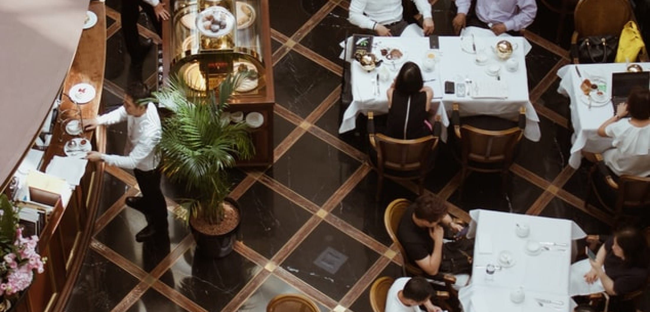 restaurant manager FocusFillWzIyMDAsMTA1OCwieSIsMTEyMl0